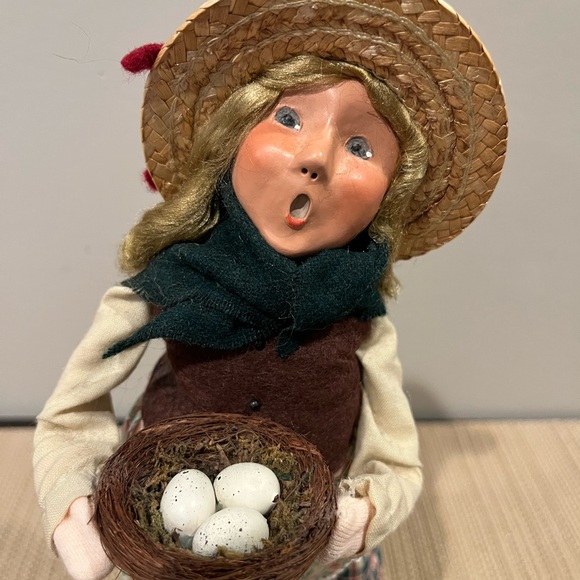 Byers Choice Carolers 1999. Girl with birds nest. - Picture 2 of 4